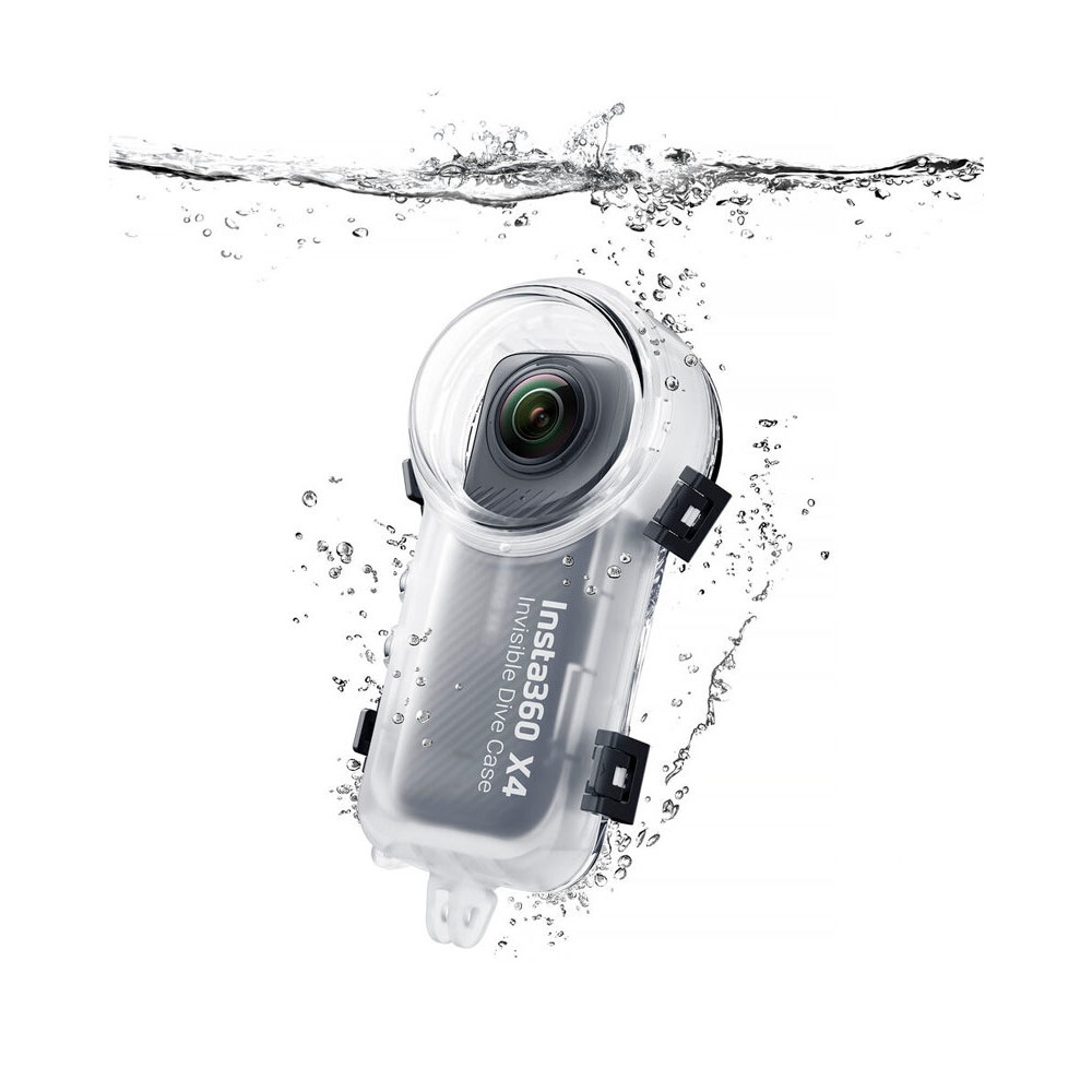 Insta360 X4 Invisible Dive Case -kotelossa oleva Insta360 X4 -kamera on osittain upotettu veteen, ja sen kirkkaan suojakotelon yläpuolella on näkyviä roiskeita.