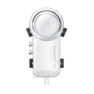 Läpinäkyvä vedenpitävä kotelo Insta360 X4 -kameralle, jossa on suuri pyöreä linssisuojus ja turvalliset mustat sivusalvat. "Insta360 X4 Invisible Dive Case" näkyy ylhäältäpäin kuvatussa tuotteessa.