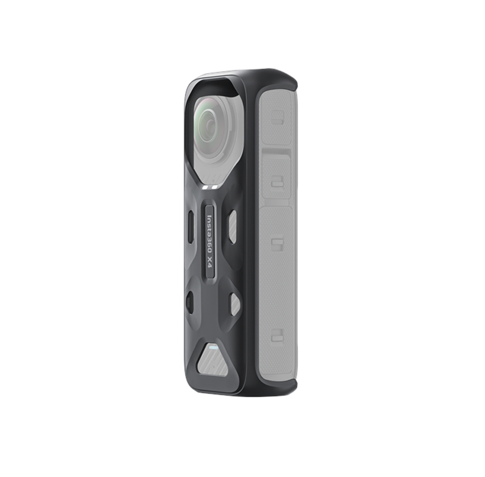 Insta360 X4 Thermo Grip Cover on kompakti, musta lisävaruste, joka on suunniteltu Insta360 X4 -toimintakameralle. Siinä on kestävä ulkopinta, joka kietoutuu kameran ympärille ja säilyttää pääsyn kaikkiin sivupainikkeisiin ja ylhäällä olevaan suureen pyöreään objektiiviin.