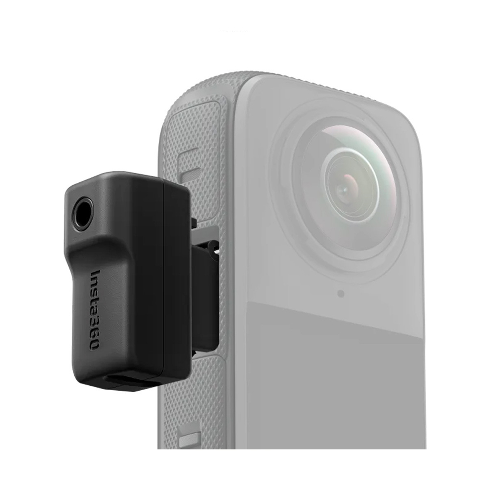 Lähikuva mustasta Insta360 X4 Mic Adapter -mikrofonisovittimesta, joka on liitetty harmaan Insta360-toimintakameran kylkeen valkoisella taustalla.
