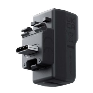Insta360 X4 Mic Adapter on musta USB-C-seinälaturi, jossa on UKCA-sertifiointi, sääntelykuvakkeet ja näkyvä USB-C-portti edessä. Kyljessä on lisämerkintöjä ja mallinumero.