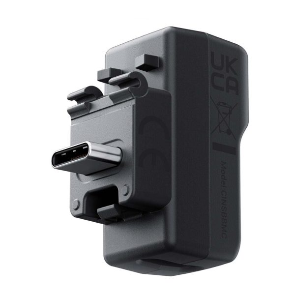 Insta360 X4 Mic Adapter on musta USB-C-seinälaturi, jossa on UKCA-sertifiointi, sääntelykuvakkeet ja näkyvä USB-C-portti edessä. Kyljessä on lisämerkintöjä ja mallinumero.
