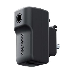 Insta360 X4 Mic Adapter on musta, suorakulmainen lisävaruste, jonka toisella puolella on linssin aukko, rungossa Insta360-logo ja takana liitäntäpistoke.