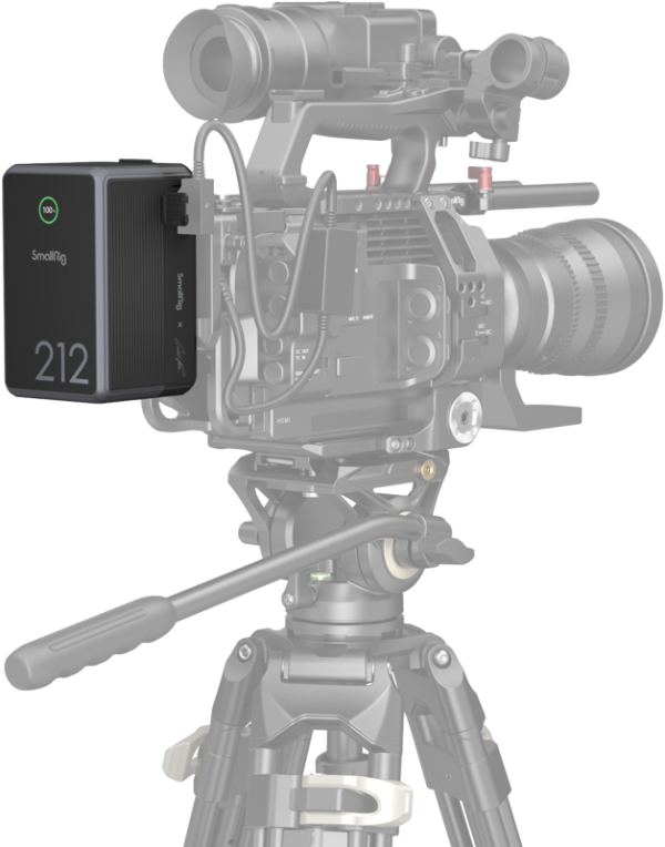 Ammattikäyttöön tarkoitettu videokamera jalustalla, jonka kylkeen on kiinnitetty SmallRig 4293 V-Mount -akku VB212 Mini x Caleb Pike, joka on yhdistetty useilla kaapeleilla.