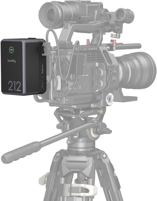 Ammattikäyttöön tarkoitettu videokamera jalustalla, jonka kylkeen on kiinnitetty SmallRig 4293 V-Mount -akku VB212 Mini x Caleb Pike, joka on yhdistetty useilla kaapeleilla.