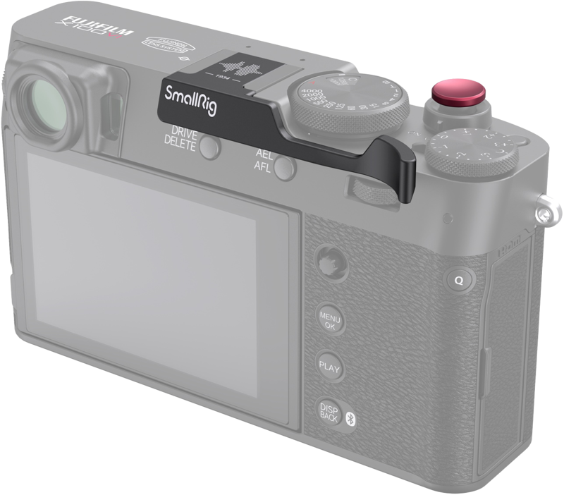 SmallRig_4559_001 Fujifilm X100VI -kamera, jonka näytön yläpuolelle on asennettu SmallRig 4559 -peukalokahva (musta), jossa näkyvät taka- ja ylävalitsimet, painikkeet ja punainen suljinpainike.
