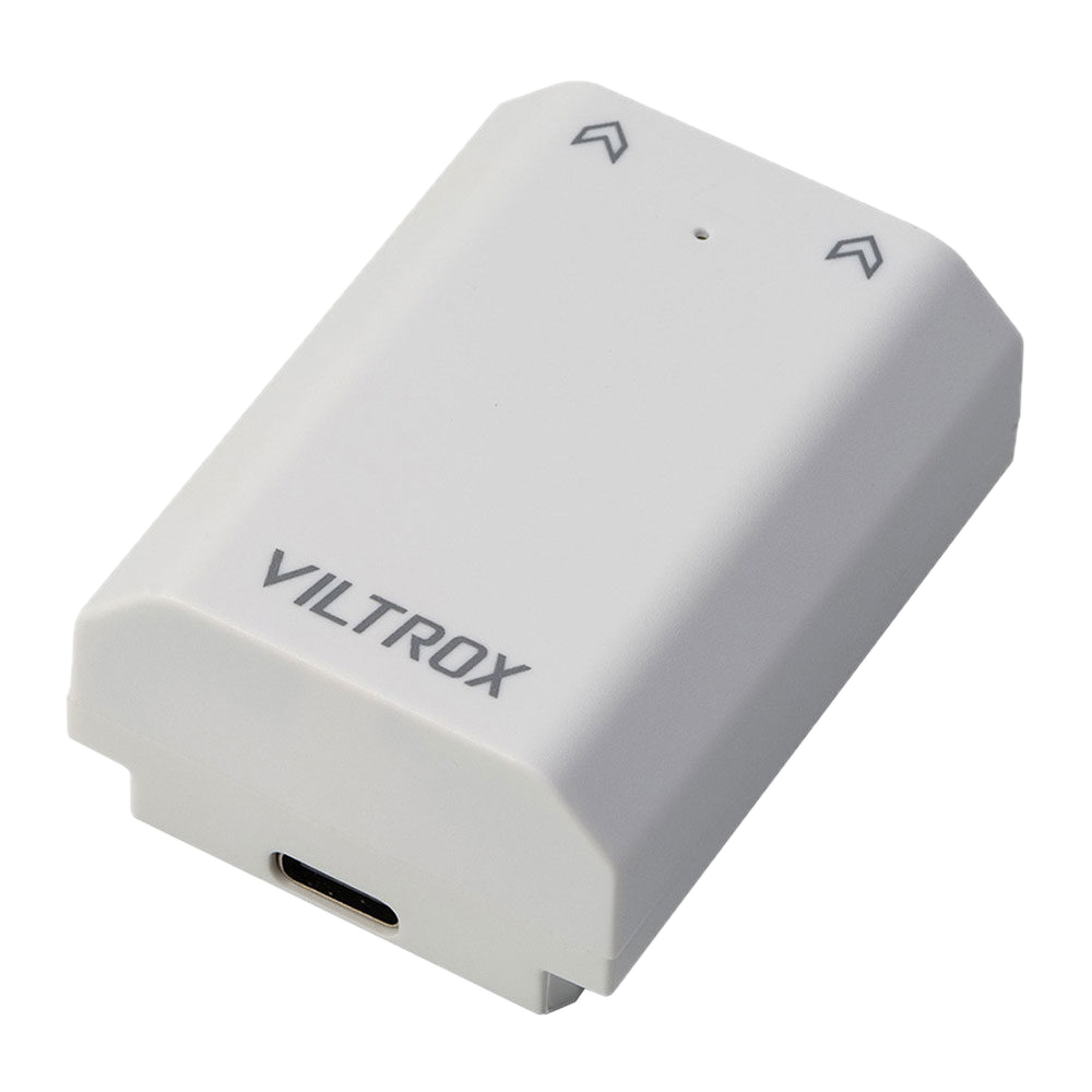Viltrox NP-FZ100 USB-C 2400mAh -akku on valkoisessa värissä, ja siinä on USB-C-portti, pieni merkkivalo ja nuolisymbolit yläreunassa, kaikki vaaleaa taustaa vasten.