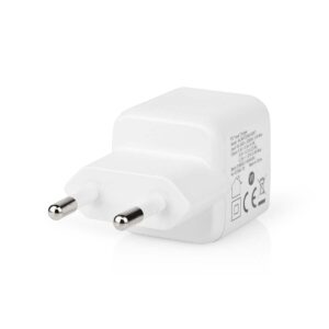 Nedis 20W USB-C Seinälaturi on valkoinen eurooppalaistyylinen seinälaturi, jossa on kaksi pyöreää metallipistoketta valkoisella pohjalla.