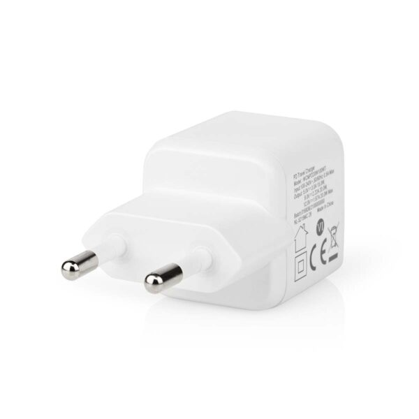 Nedis 20W USB-C Seinälaturi on valkoinen eurooppalaistyylinen seinälaturi, jossa on kaksi pyöreää metallipistoketta valkoisella pohjalla.