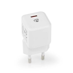 Nedis 20w USB-C Seinälaturi on valkoinen seinälaturi, jonka päällä on yksi USB-C-portti, kaksi pyöreää metallipistoketta pistorasioita varten ja pieni logo pinnassa.