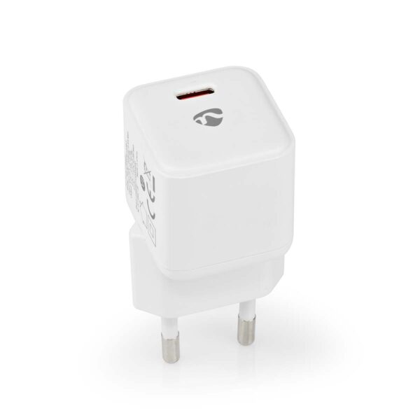 Nedis 20w USB-C Seinälaturi on valkoinen seinälaturi, jonka päällä on yksi USB-C-portti, kaksi pyöreää metallipistoketta pistorasioita varten ja pieni logo pinnassa.