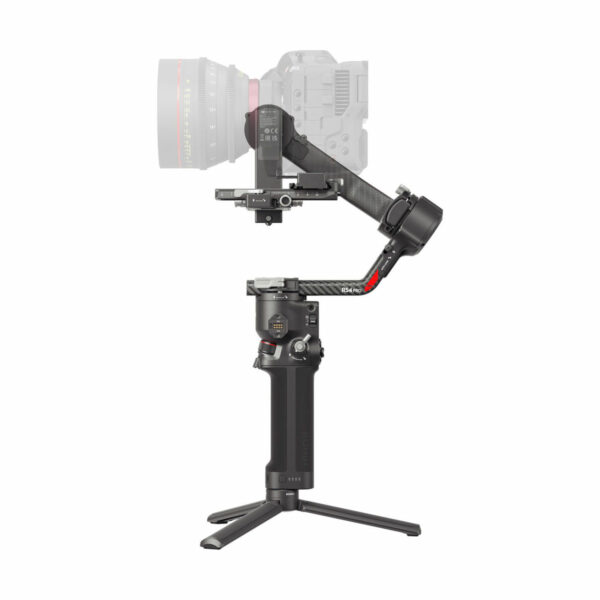 dji_rs_4_pro_01 DJI RS 4 Pro -gimbaali, kuvassa pystyssä kolmijalkajalustalla, on ergonominen kahva ja useita säätönuppeja. Puoliksi läpinäkyvä kamera on asennettu päälle osoittamaan sen ammattimaisia vakautusominaisuuksia.