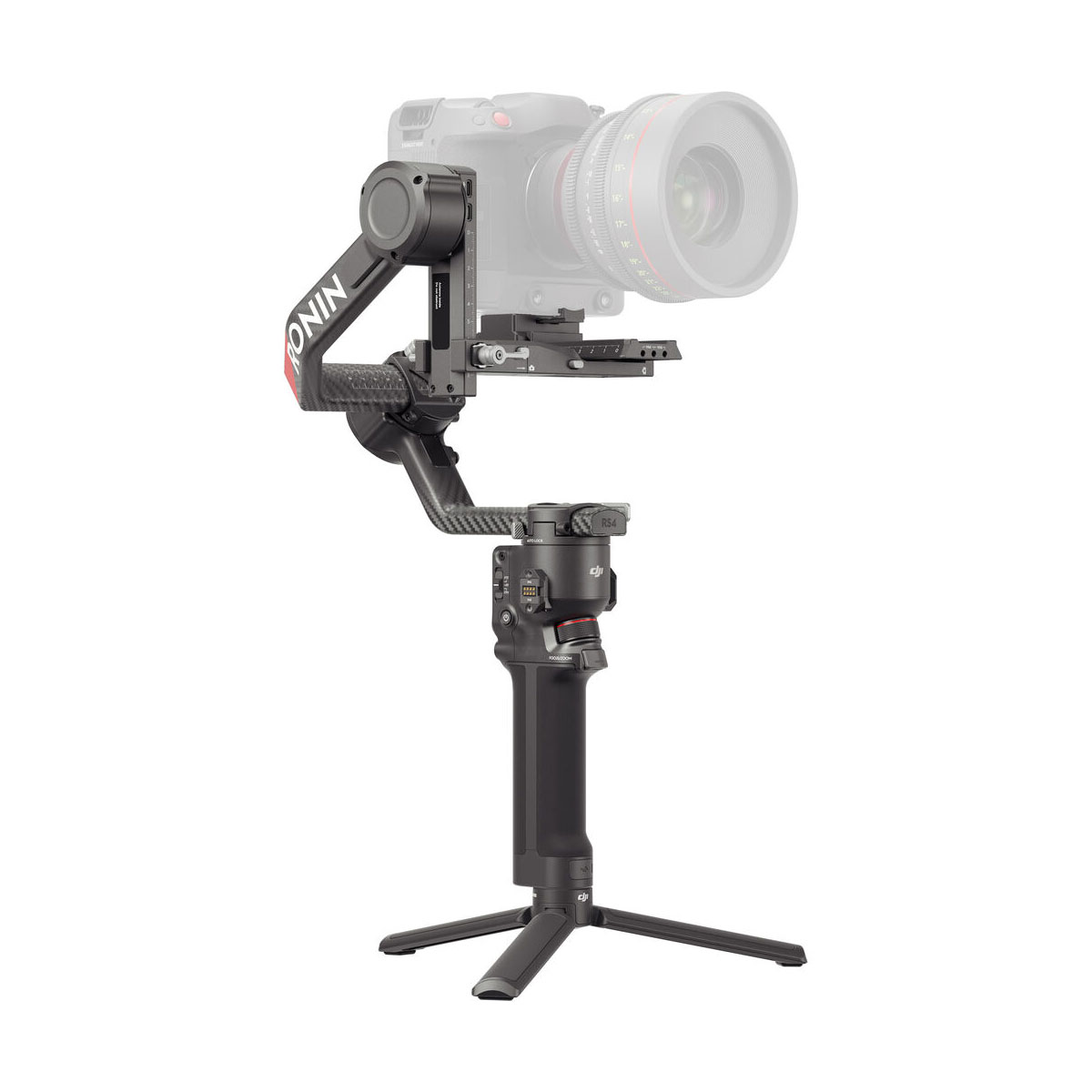 DJI RS 4 Pro -gimbaali on musta käsikäyttöinen kameran gimbaalivakaaja, jossa on jalusta ja kiinnitetty kamera, joka on suunniteltu sujuvaan videokuvaukseen, kuvassa valkoista taustaa vasten.