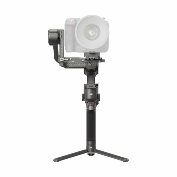 dji_rs_4_pro_03 DJI RS 4 Pro -gimbaali käsikameranvakain, joka on kuvassa asennettu DSLR-kamera sen pystysuoraan säädettävään varteen ja näkyvillä ohjauspainikkeilla, on esillä kokoontaitettavalla jalustalla valkoista taustaa vasten.