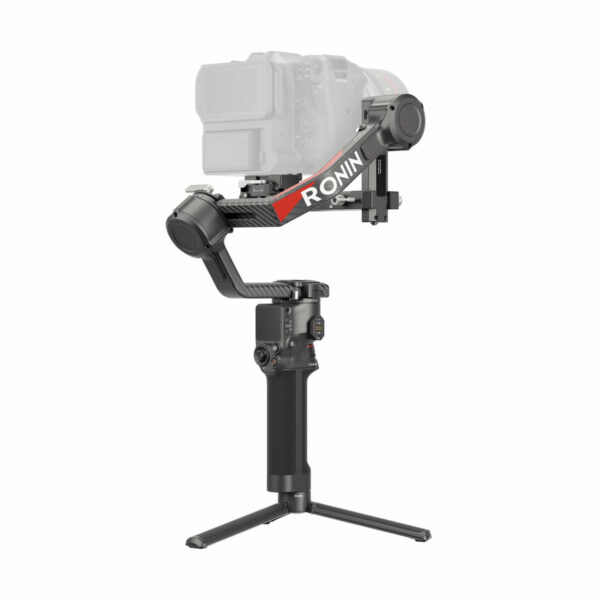 dji_rs_4_pro_04 Musta DJI RS 4 Pro -gimbaali käsikameran kardaanivakaaja, jossa on punainen RONIN-merkintä, kuvassa puoliksi läpinäkyvä kamera asennettuna päälle ja pieni kolmijalka sen jalustalla.