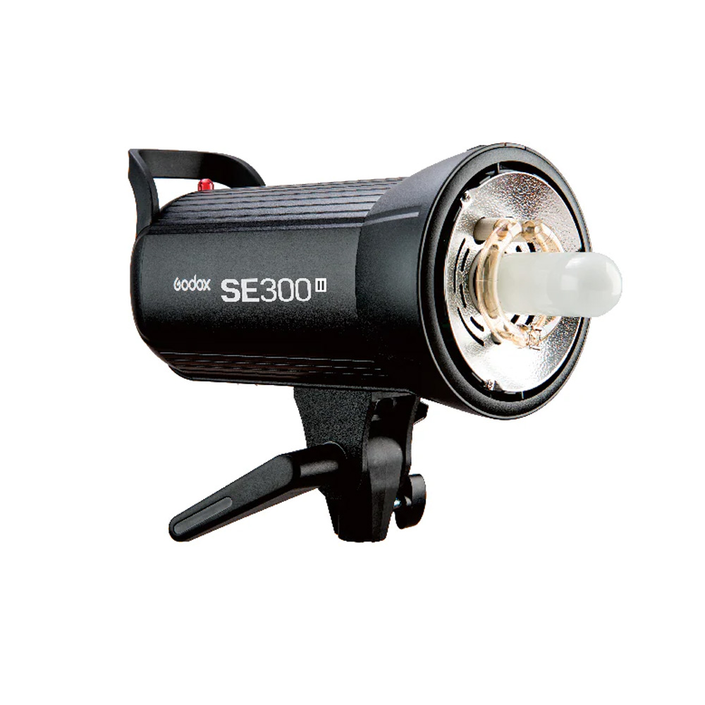 godox_se300ii Godox SE300II (Elinchrom) -studiostroboskooppivalaisin mustana, jossa on sylinterimäinen muotoilu, hopeinen heijastin ja valotettu salamalamppu valkoista taustaa vasten.