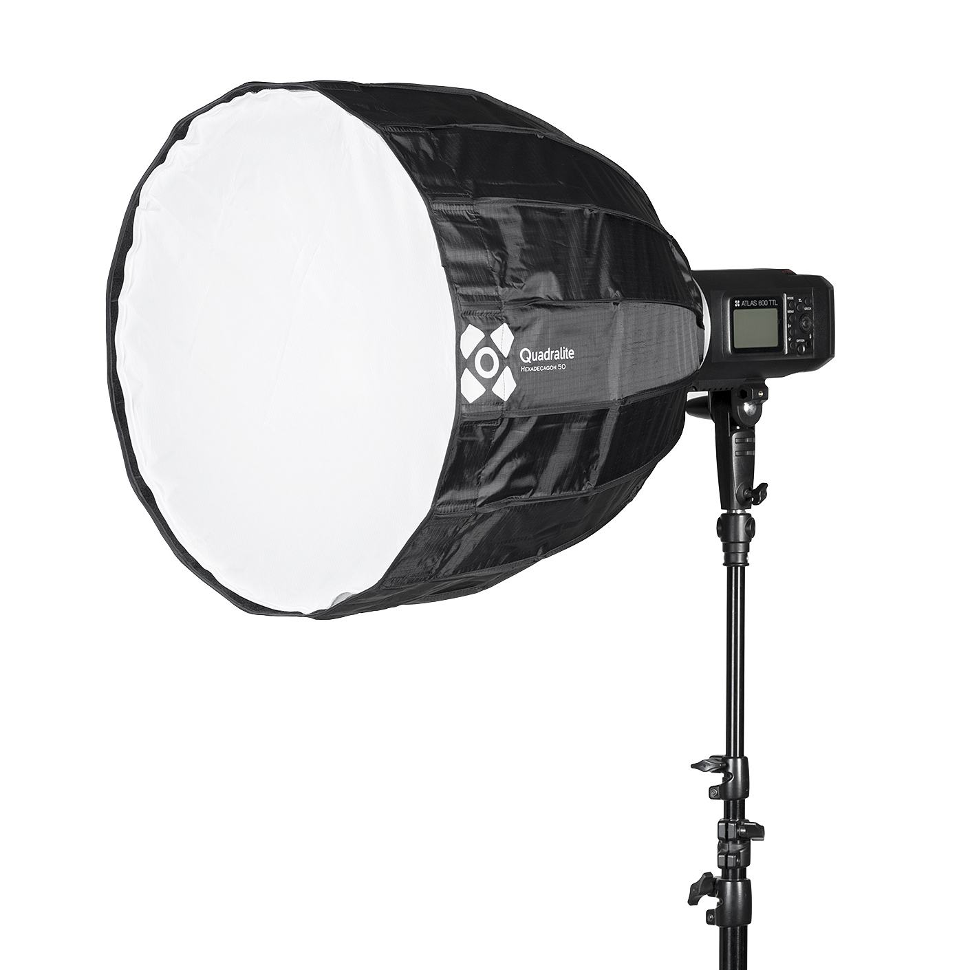 Quadralite Hexadecagon 50cm Softbox on studiovalo, jossa on suuri, pyöreä diffuusori, joka on asennettu mustaan säädettävään jalustaan. Siinä on digitaalinen näyttö ja sivussa olevat ohjauspainikkeet helppoa käyttöä varten.
