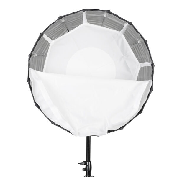 quadralite-hexadecagon-50-4 Quadralite Hexadecagon 50cm Softbox on pyöreä valonmuokkain, jossa on valkoinen diffuusiokansi, osittain avoin ja asennettu mustaan jalustaan, joka on suunniteltu pehmentämään ja hajottamaan valoa valokuvaukseen tai videokuvaukseen.