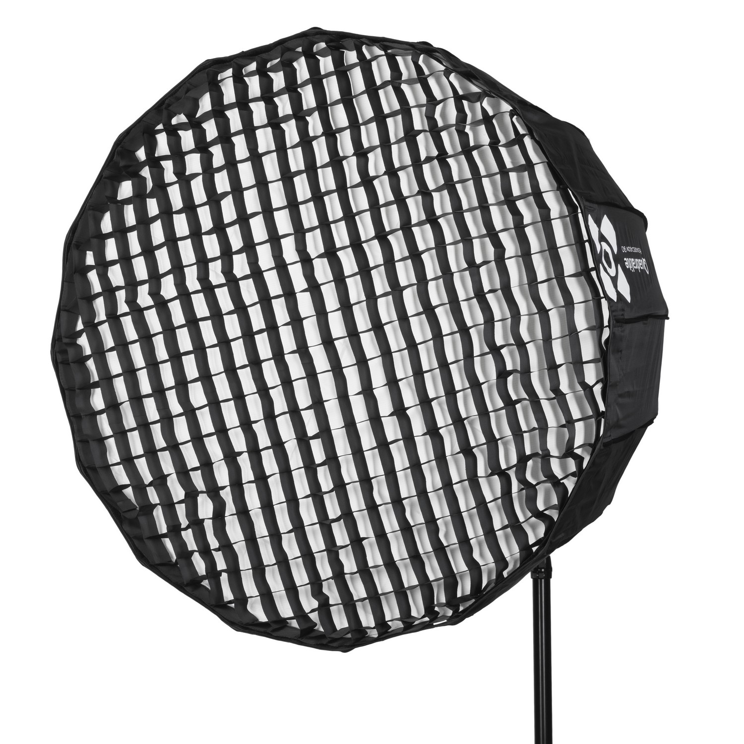 Quadralite Grid for Hexadecagon 50cm on asennettu jalustalle hajottamaan ja suuntaamaan studiovaloa, joten se on ihanteellinen valokuvaukseen tai videokuvaukseen.