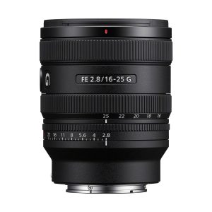 Musta Sony FE 16-25mm f/2.8 G -objektiivi seisoo pystyasennossa valkoista taustaa vasten ja korostaa tarkennus- ja zoomausrenkaita, aukon merkintöjä ja objektiivin kiinnitystä. Sisältää 100€ käteispalautuksen.