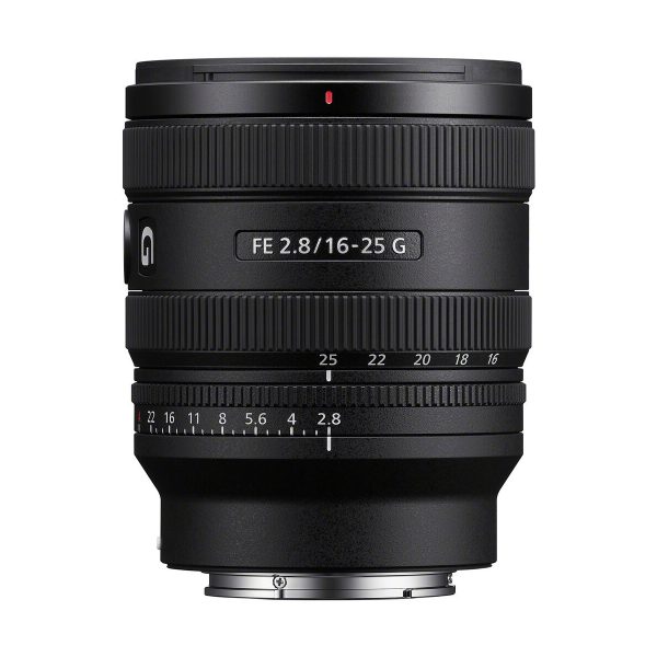 Musta Sony FE 16-25mm f/2.8 G -objektiivi seisoo pystyasennossa valkoista taustaa vasten ja korostaa tarkennus- ja zoomausrenkaita, aukon merkintöjä ja objektiivin kiinnitystä. Sisältää 100€ käteispalautuksen.