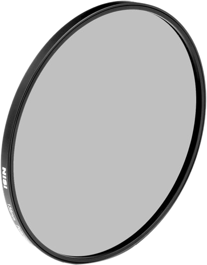 NiSi Cine Filter 138mm Linear Polarizer -pyöröpolarisaatiosuodin on pyöreä linssisuodin, jossa on ohut musta metallikehys ja kirkas keskusta, kuvassa vaaleanharmaata taustaa vasten. "NiSi" ja kokomerkinnät näkyvät reunassa.