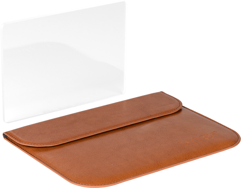 NiSi Cine Filter Uncoated White Pure Clear 4x5.65 -levysuodin on osittain liukunut ruskeasta nahkahylsystä, jossa on läppä, ja se on esillä tavallista vaaleaa taustaa vasten.