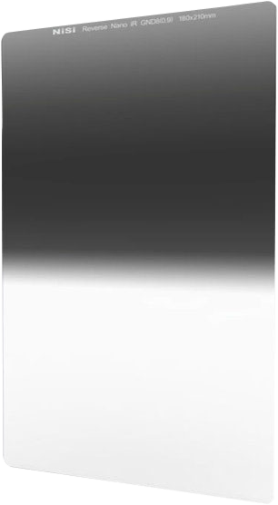 Suorakulmainen NiSi Square Nano IRGND Reverse 100x150mm GND8 0.9 -asteikollinen suodatin, jossa on tumma yläosa, joka alhaalla muuttuu kirkkaaksi, ja jossa on merkintä yläreunassa.