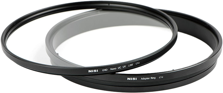 NiSi-suodatin UHD UC UV L395 CT-3 Canon EF 500mm f/4 -objektiiville on päällekkäin sovitinrenkaan kanssa valkoisella taustalla.