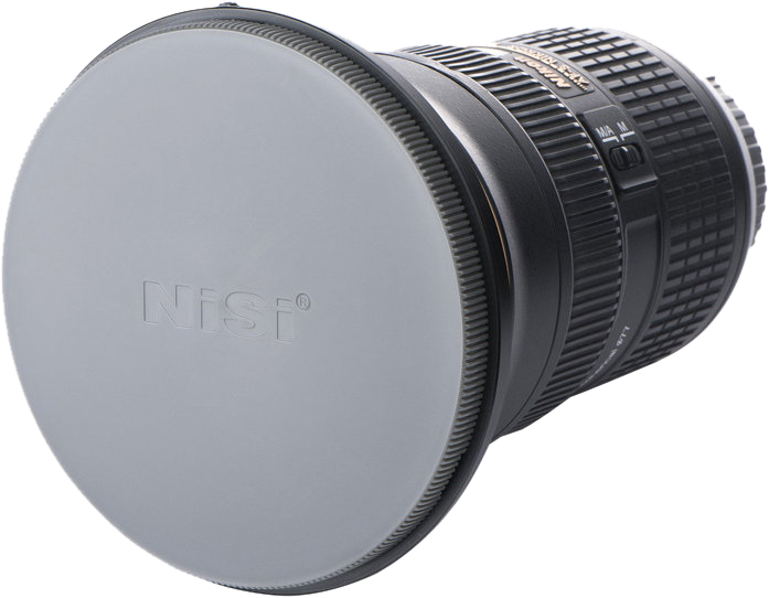 Harmaa NiSi Lens Cap for V5/V5 Pro Holder -objektiivin suojus on kiinnitetty kameran objektiiviin, jossa on kuvioitu tarkennusrengas ja automaattitarkennuksen/manuaalitarkennuksen kytkimet, kuvassa valkoista taustaa vasten.