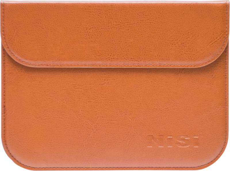 NiSi Filter Soft Case 100x150mm (varaosa) ruskeaa nahkaa, jossa on logo.