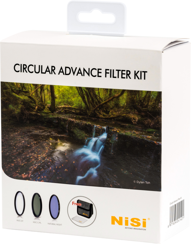 Valkoinen laatikko NiSi Filter Circular Advanced Kit 67mm -suodinpaketti, jossa on metsän vesiputouskuva, kolme suodatinta, SD-kortin grafiikka, bränditeksti ja yläreunan ripustusvälilehti näyttöä varten.