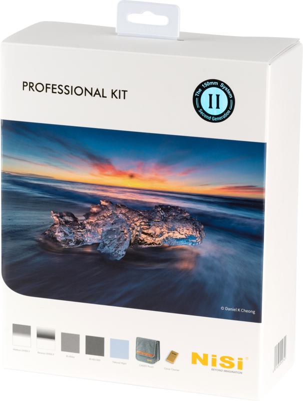 Valkoisessa NiSi Square Filter Kit 150mm Professional II (Caddy) -laatikossa on maisemakuva jäästä rannalla auringonlaskun aikaan värikkäällä taivaalla ja aalloilla. Pakkauksen alaosassa on suodatinkuvia ja kantolaukku.