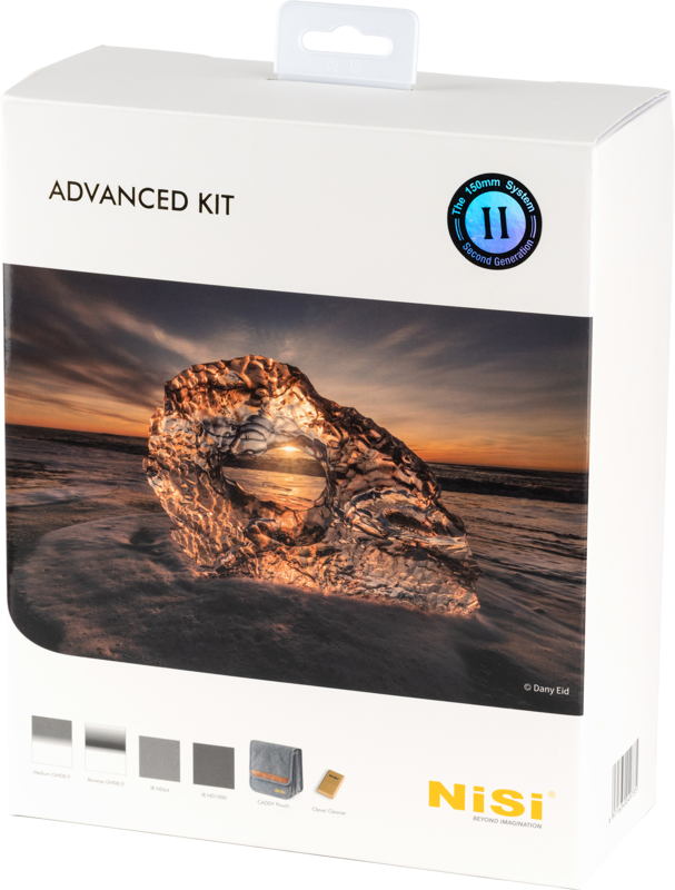 NiSi Square Filter Kit 150mm Advanced II (Caddy) -suodatinsarjan laatikko, jonka etupuolella on auringonlaskun kalliomuodostelma, kuvia sarjan komponenteista ja NiSi-logo alareunassa.