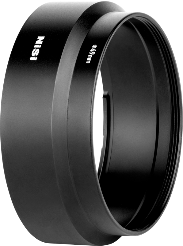 Mustaa NiSi-objektiivisovitinta Ricoh GR III 49 mm:lle, jonka kylkeen on painettu "Ø49mm", näytetään valkoista taustaa vasten. Sylinterinmuotoinen sovitin kiinnitetään kameran objektiiviin ja auttaa vähentämään häikäisyä ja objektiivin heijastuksia.