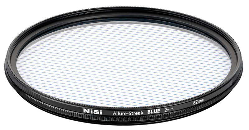NiSi-suodatin Allure Streak Blue 2mm 82mm -suodin on pyöreä kamerasuodatin, jossa on hienoja diagonaalisia sinisiä viivoja kirkkaan lasin poikki ja musta harjattu reunus.