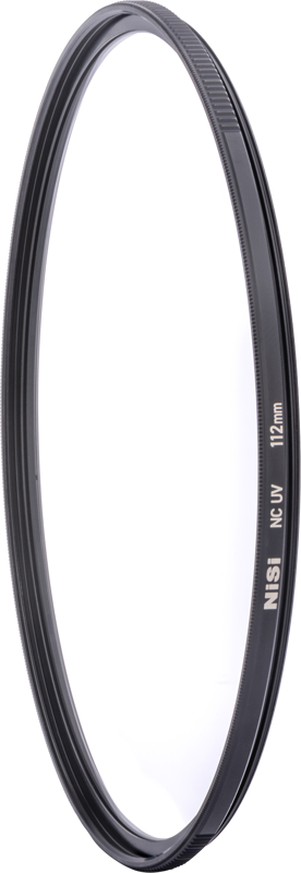 NiSi NC UV 112mm Filter For Nikon Z 14-24mm f/2.8 -UV suodin lähikuvassa näkyy sen ohut musta kehys valkoista taustaa vasten.