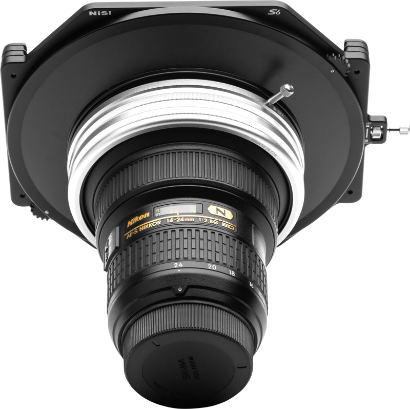 Lähikuva NiSi Filter Holder S6 Kit True Color for Nikon 14-24mm f/2.8 levysuodin pidike, joka on kiinnitetty Nikonin objektiiviin ja kuvattu edestä vaaleanharmaata taustaa vasten.