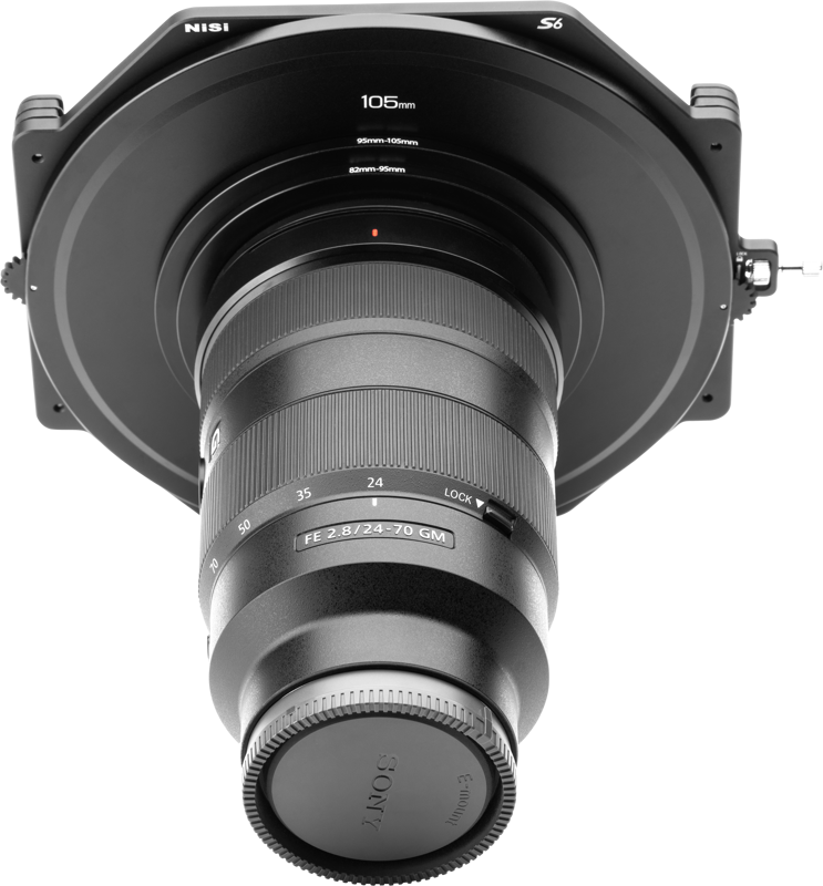 Lähikuva Sony FE 24-70mm objektiivista, jossa on NiSi Filter Holder S6 Kit 105/95/82mm Thread -levysuodin pidike ja 105mm ympyräsuodin, kuvattuna eteenpäin valkoisella taustalla.