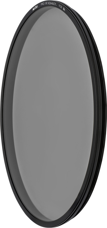 Pyöreä, tummansävyinen NiSi Filter Circular for S6 ND64+CPL (6 stop) -levysuodin, jossa on ohut musta reunus, seisoo pystyssä vaaleanharmaata taustaa vasten.