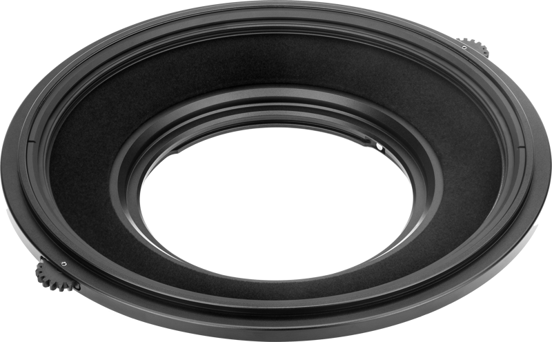 Lähikuva NiSi Filter Holder S6 Adapter for Nikon Z 14-24mm f/2.8 S (Adapter Only) -levysuodin pidike, musta pyöreä rengas, jossa on hammaspyörän kaltaiset nupit, vaaleanharmaata taustaa vasten.