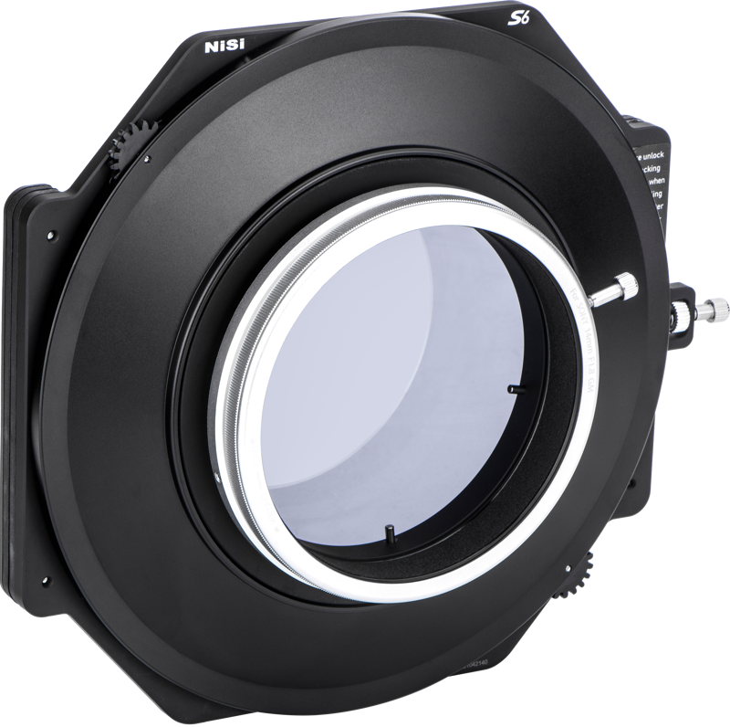 NiSi Filter Holder S6 Alpha Kit for Sony 14mm f/1.8 GM on musta levysuodinpidike, jossa on keskeinen pyöreä aukko ja sivusäätönupit ja joka on suunniteltu erityisesti laajakulmaobjektiiveille.