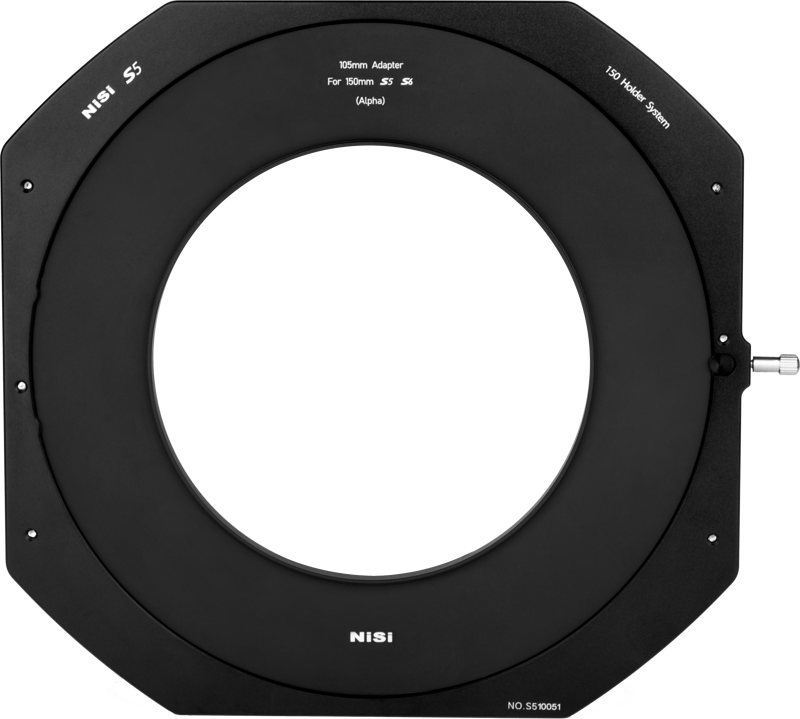 NiSi Adapter Ring Alpha for S5/S6 Filterholder - 105mm -suodinadapteri on musta suodattimenpidikkeen sovitinrengas suodattimien kiinnittämiseen kameran objektiiveihin, ja siinä on malli- ja tuotemerkkiteksti.