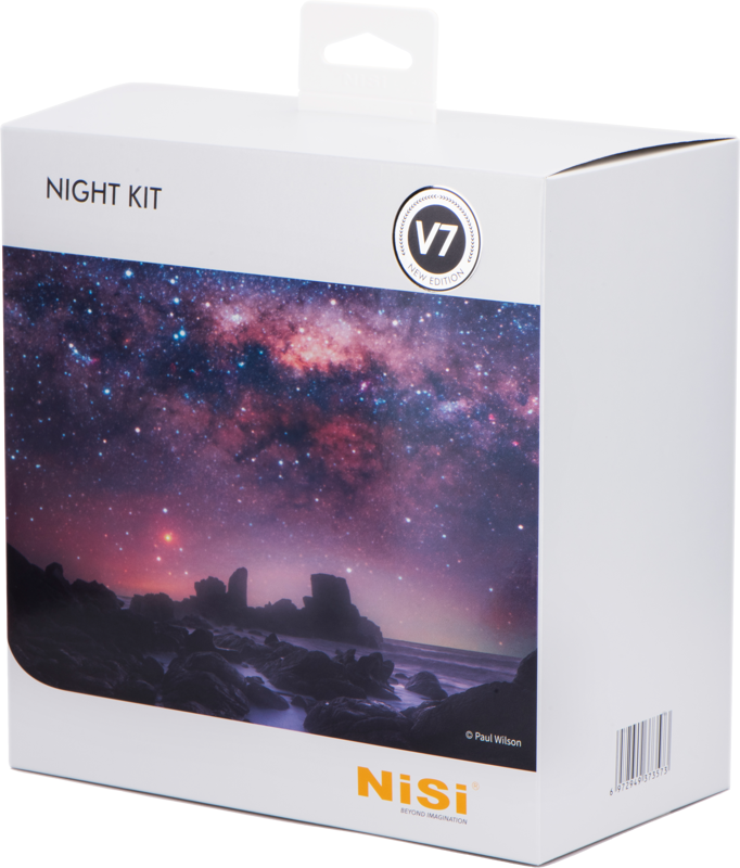 Valkoisessa laatikossa, jossa lukee "NiSi Night Kit 100mm System V7", näkyy värikäs yötaivas kallioisen rantaviivan yläpuolella, ja oikeassa alakulmassa on oranssilla V7-merkki ja NiSi-tuotemerkki.