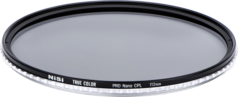 NiSi Circular True Color Pro Nano CPL 112mm -suodin Nikon Z 14-24mm f/2.8S -pyöröpolarisaatiosuodin, jossa on ohut musta kehys ja hopeinen kuvioitu reuna, kuvattuna kulmassa valkoisella taustalla.