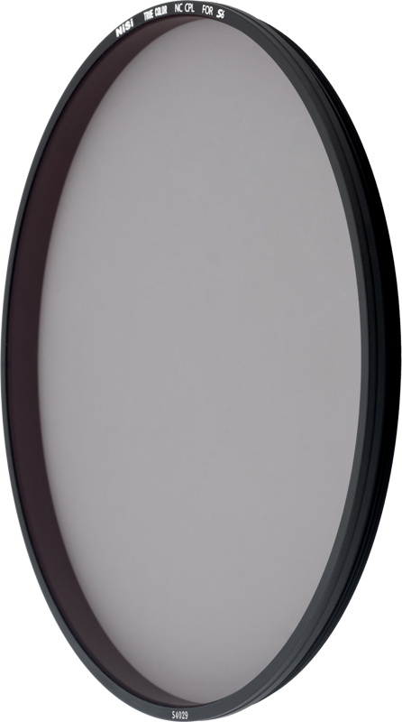 NiSi Filter Circular for S6 Circular Polariser True Colour CPL -levysuodin sisältää ohuen, mustan pyöreän kehyksen, jossa on läpikuultava lasi ja pieni valkoinen teksti reunalla, joka näkyy tavallista taustaa vasten.