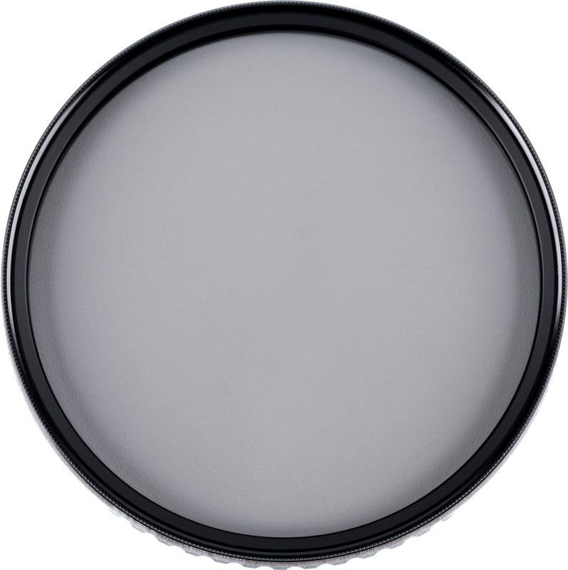 NiSi Circular Polarizer True Color Pro Nano 105mm -pyöröpolarisaatiosuodin on muotoilultaan mustareunainen, pyöreä. Ylhäältä kuvattuna vaaleanharmaalla taustalla sen lasi näyttää hieman sävytetyltä tai himmeältä.