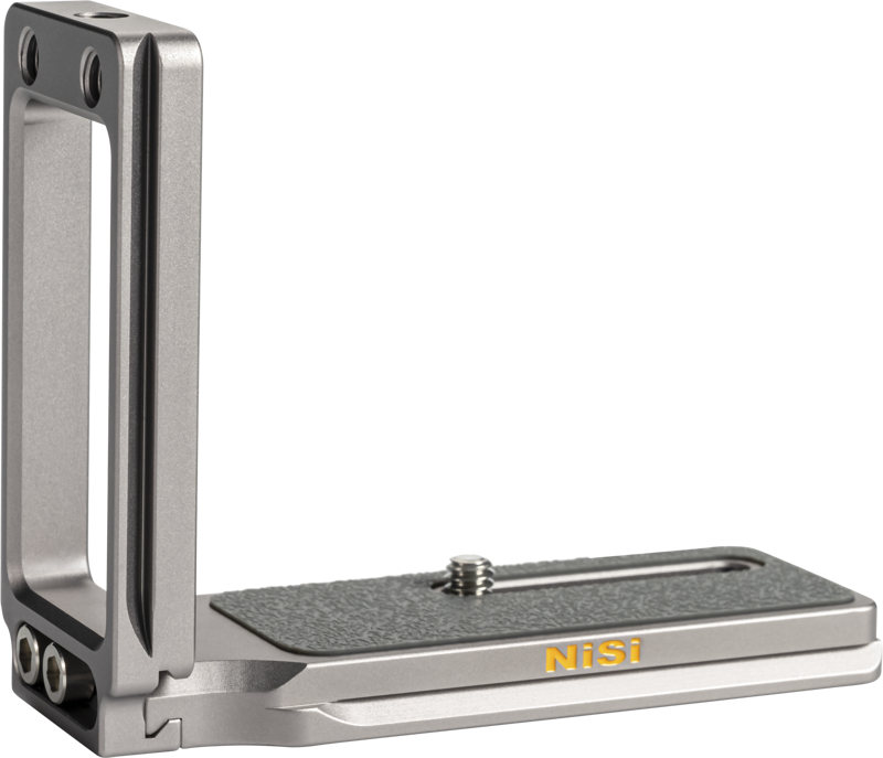NiSi Universal Adjustable L-Plate NLP-S on metallinen L-muotoinen kamerakannatin, jossa on kuvioitu pohja, kiinnitysruuvi ja NiSi-brändinimi painettuna keltaisella kyljessä.