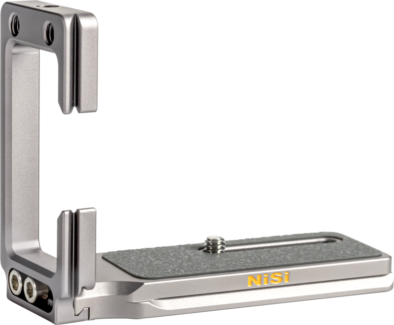NiSi Universal Adjustable L-Plate NLP-S (G) on hopeinen kamerakiinnike, jossa on kuvioitu harmaa pinta, ruuvikiinnitys ja useita kiinnityspisteitä kameran turvallista pysty- tai vaakasuoraa asentoa varten.