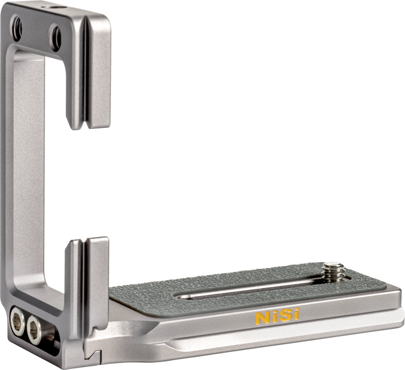 Metallinen, L-muotoinen NiSi Universal Adjustable L-Plate NLP-C (G), jossa on kuvioitu pinta ja keltainen NiSi-tuotemerkki pohjassa, kuvassa vaaleanharmaalla pohjalla.